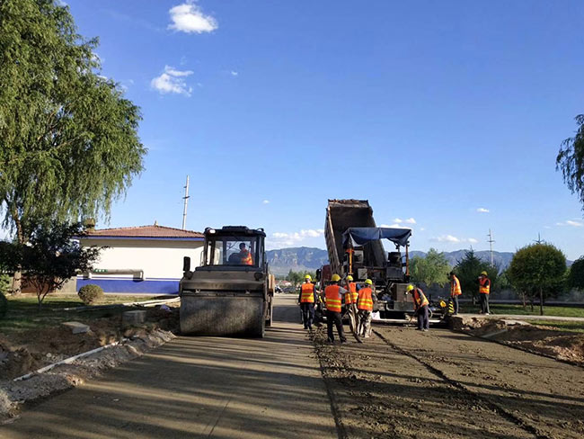 金隅集團(tuán)道路二灰攤鋪